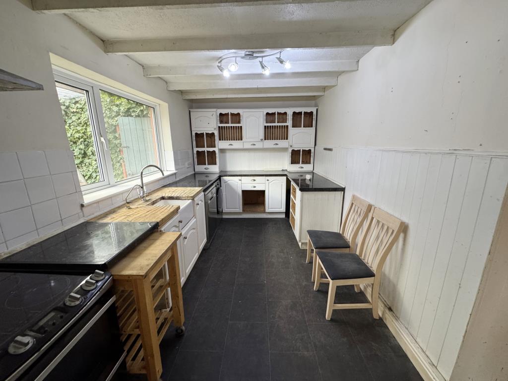 Lot: 122 - SEMI-DETACHED HOUSE FOR IMPROVEMENT - Kitchen